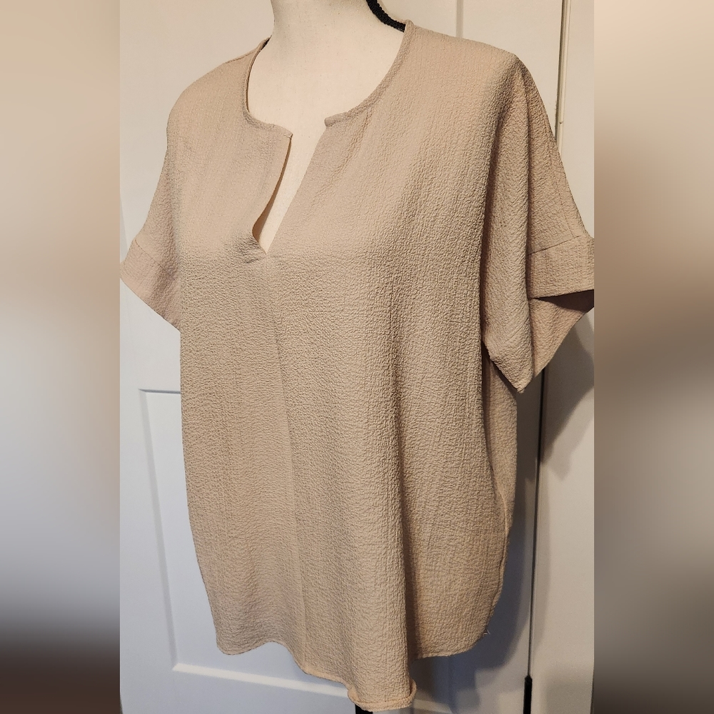 Lnwot Med Impressions beige linen top. See pics for details.